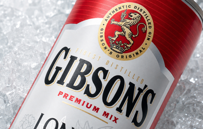 Vue rapprochée de la canette Gibson's sur lit de glace