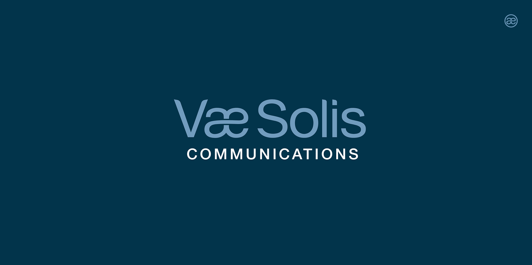 Couverture Vae Solis Communications - Travail de Branding, Logotype et identité visuelle / Logo bleu sur fond bleu marine